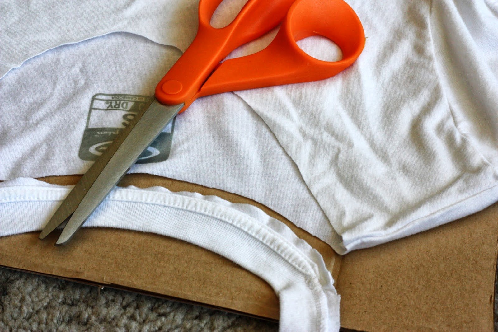 DIY+graphic+shirt+with+scissors.JPG Honestly Modern