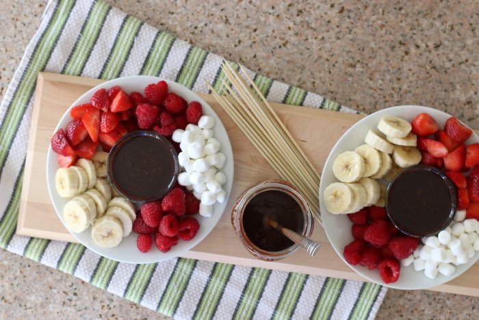 Try this healthier yet homemade alternative for a fun and simple snack with the kids. Perfect for Valentine's Day! | Strawberries, raspberries, bananas, marshmallows and homemade chocolate sauce