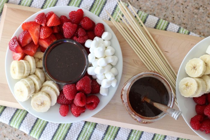 Try this healthier yet homemade alternative for a fun and simple snack with the kids. Perfect for Valentine's Day! | Strawberries, raspberries, bananas, marshmallows and homemade chocolate sauce