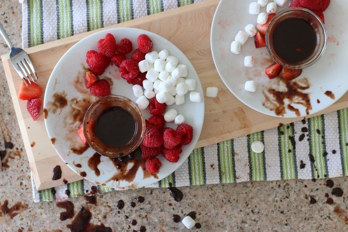 Try this healthier yet homemade alternative for a fun and simple snack with the kids. Perfect for Valentine's Day! | Strawberries, raspberries, bananas, marshmallows and homemade chocolate sauce