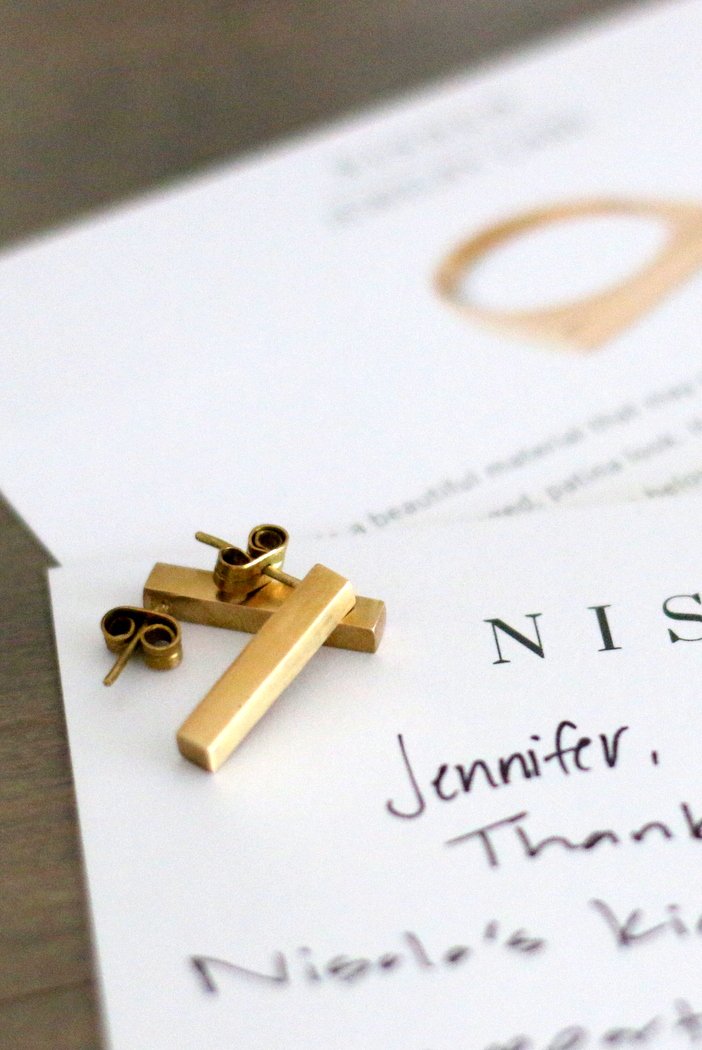 Nisolo Jewelry, a brand profile of this high quality ethically produced accessory company perfect for a socially responsible workwear wardrobe | Simple and sustainable style for modern professional women