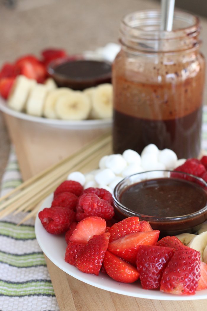 Try this healthier yet homemade alternative for a fun and simple snack with the kids. Perfect for Valentine's Day! | Strawberries, raspberries, bananas, marshmallows and homemade chocolate sauce