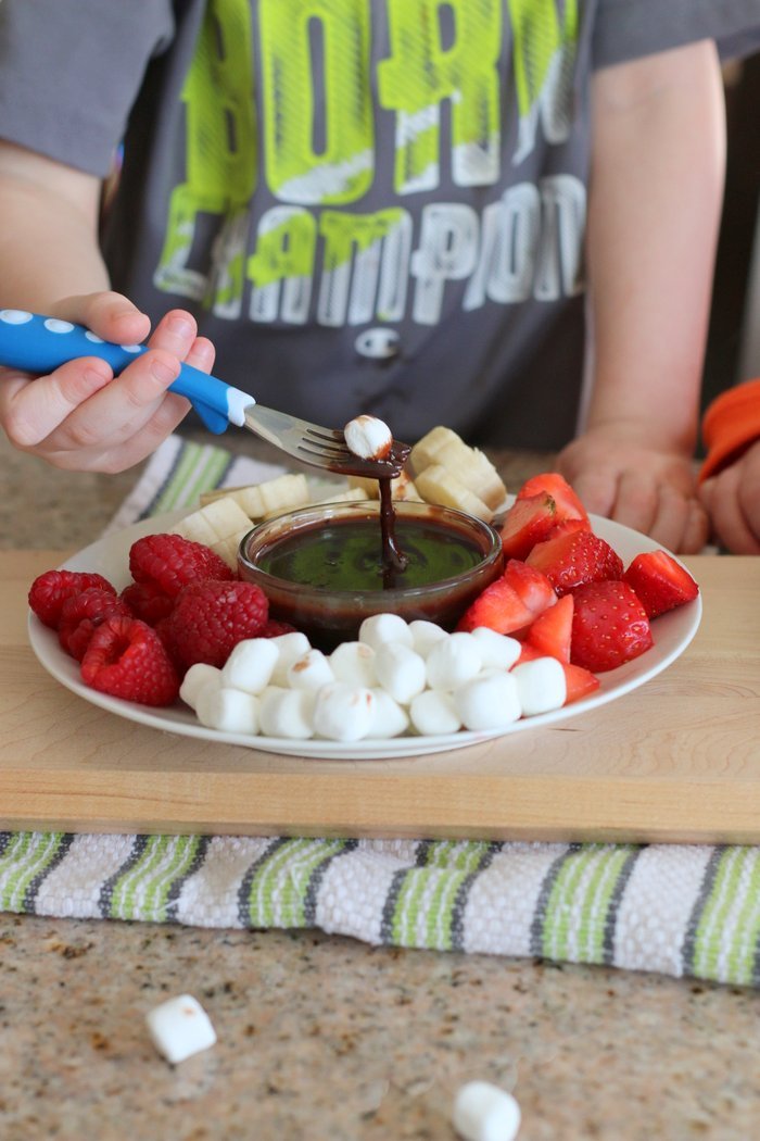 Try this healthier yet homemade alternative for a fun and simple snack with the kids. Perfect for Valentine's Day! | Strawberries, raspberries, bananas, marshmallows and homemade chocolate sauce