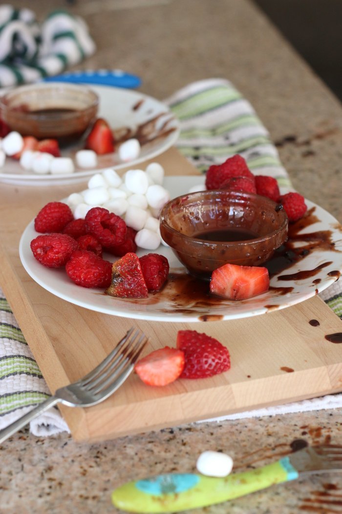 Try this healthier yet homemade alternative for a fun and simple snack with the kids. Perfect for Valentine's Day! | Strawberries, raspberries, bananas, marshmallows and homemade chocolate sauce