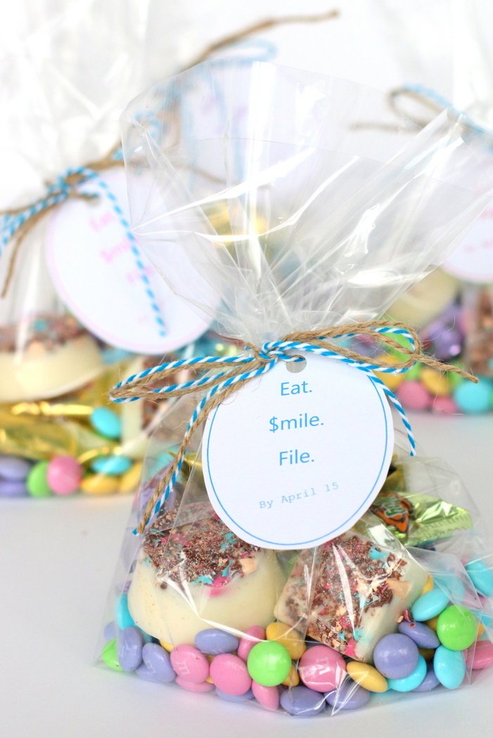 Have a CPA in your life who could use a little treat during busy tax season? Download this printable for a quick and easy way to make a personalized treat to show your appreciation.