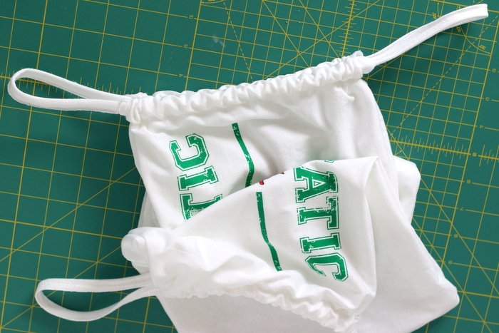 Got an extra t-shirt that needs a new life? This super easy DIY project shows you how to upcycle that shirt into a great new drawstring bag that you can use for so many things! Click through to check out the step-by-step instructions that even the most beginner sewist can complete.