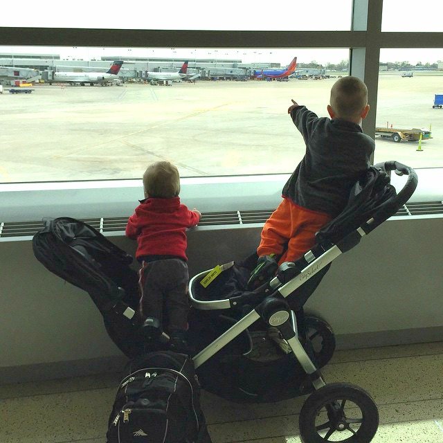 Headed to the airport with young children? Check out this list of tons of tips for traveling with young kids from a mom of two young boys who regularly travels with the children by herself! Lots of great tips to try, so click through to check them out.