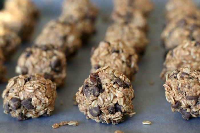 These healthier alternatives to granola bars are easy to make and have much less sugar than regular granola bars. Click through for the recipe!