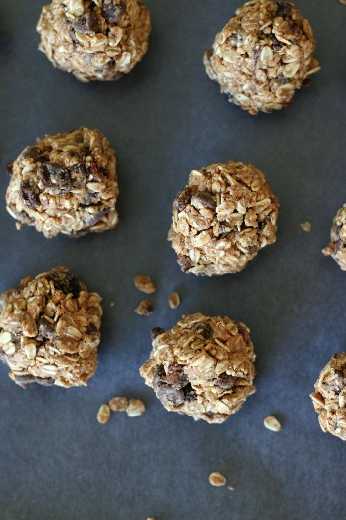 These healthier alternatives to granola bars are easy to make and have much less sugar than regular granola bars. Click through for the recipe!