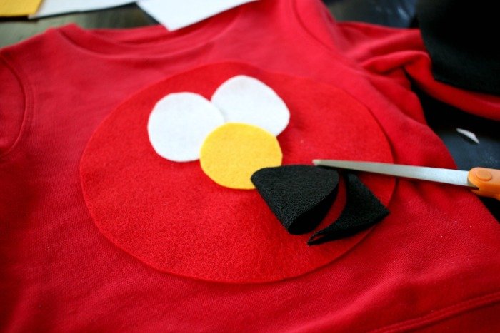 elmo-face-on-a-simple-diy-halloween-costume