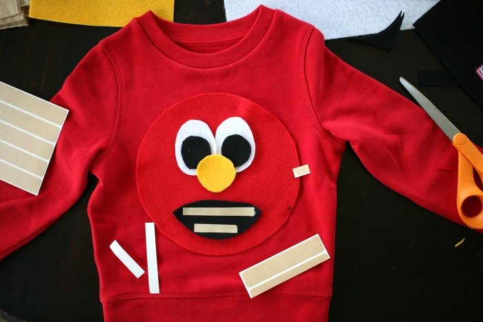 elmo-face-with-a-simple-halloween-costume-fabric-tape