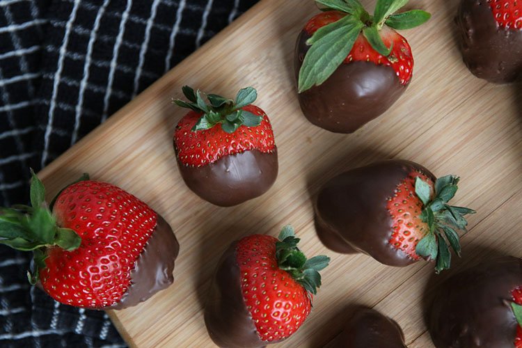 Easy Chocolate Covered Strawberries