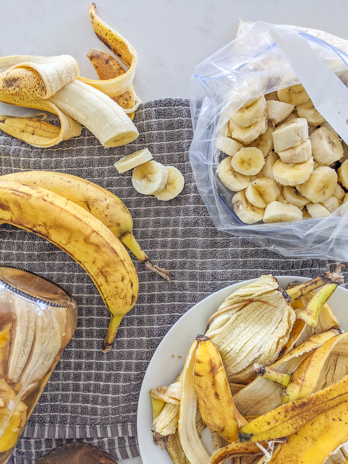 It bugs me to no end that the organic bananas come with this useless band  around them which the conventional ones don't. : r/ZeroWaste