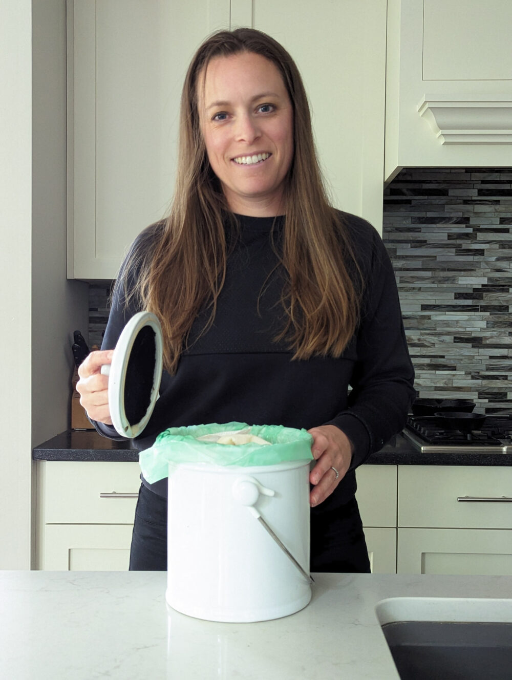 Composting Food Scraps Shouldn't Smell, countertop compost bin on a kitchen counter