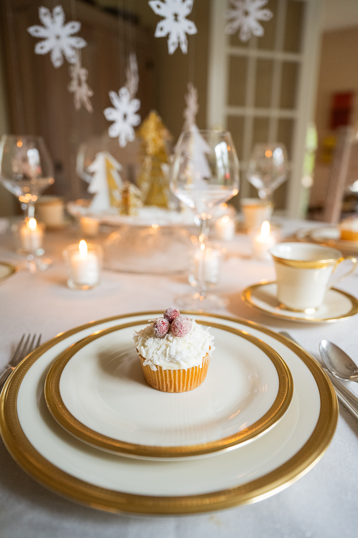 Elegant Winter Wonderland Tablescape for a Sustainable Christmas Party